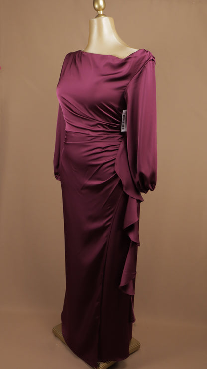 Vestido de noche satinado con drapeado lateral y mangas abullonadas