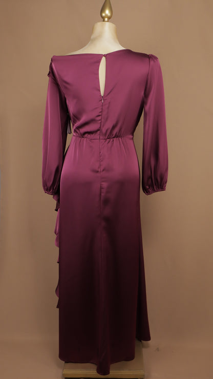 Vestido de noche satinado con drapeado lateral y mangas abullonadas