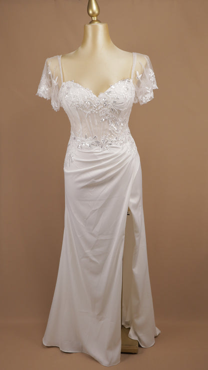 Vestido de novia de satén y encaje con abertura lateral