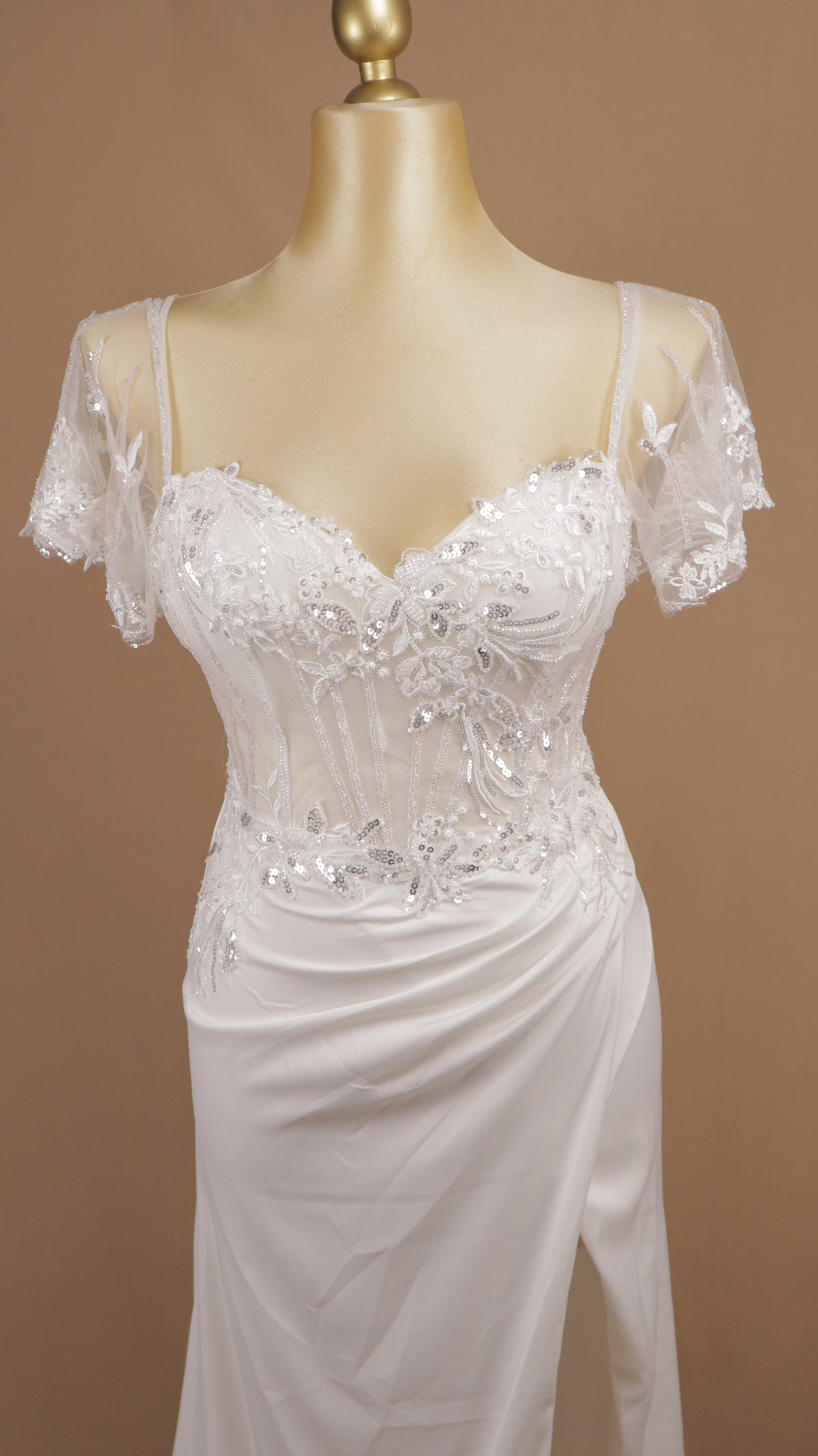 Vestido de novia de satén y encaje con abertura lateral