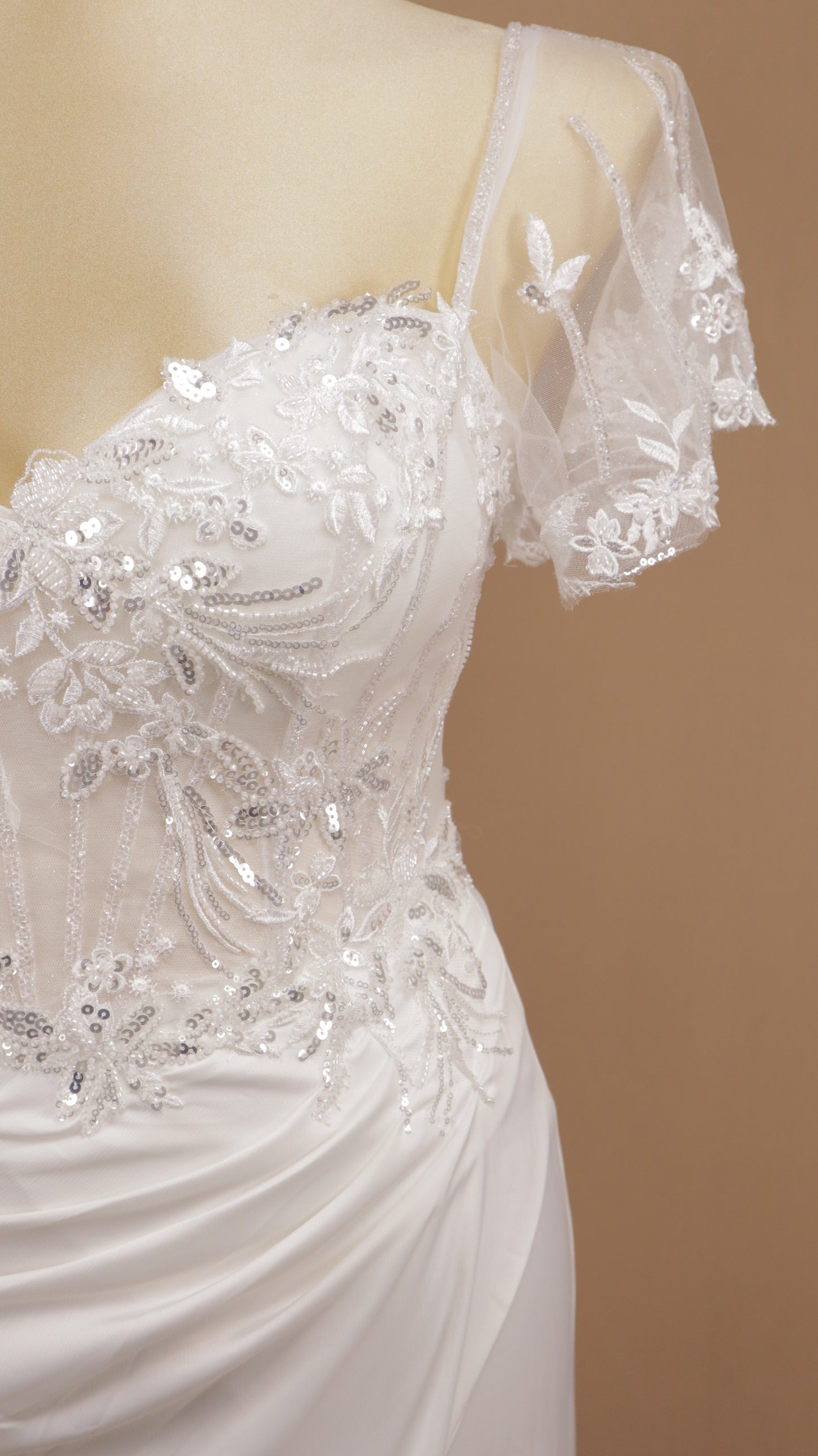 Vestido de novia de satén y encaje con abertura lateral
