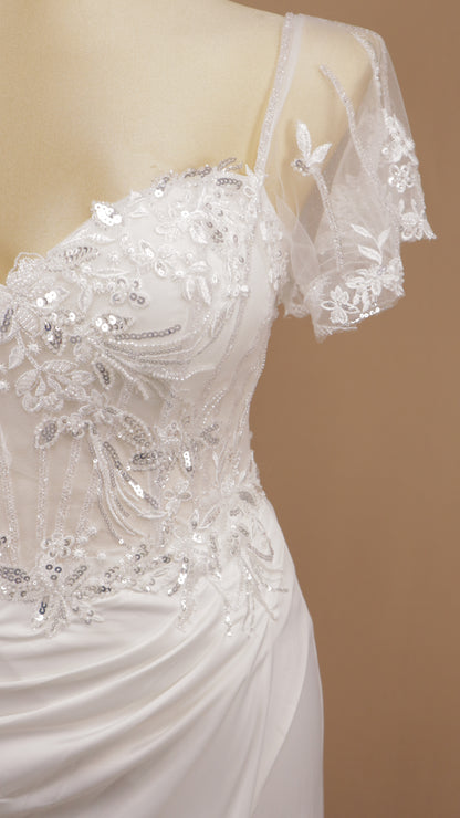 Vestido de novia de satén y encaje con abertura lateral