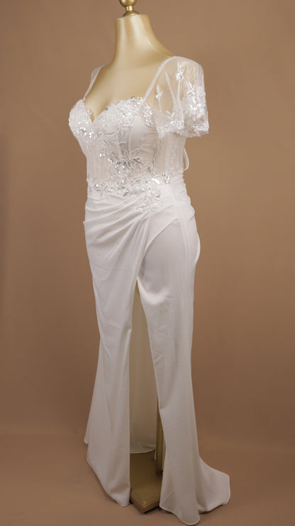 Vestido de novia de satén y encaje con abertura lateral