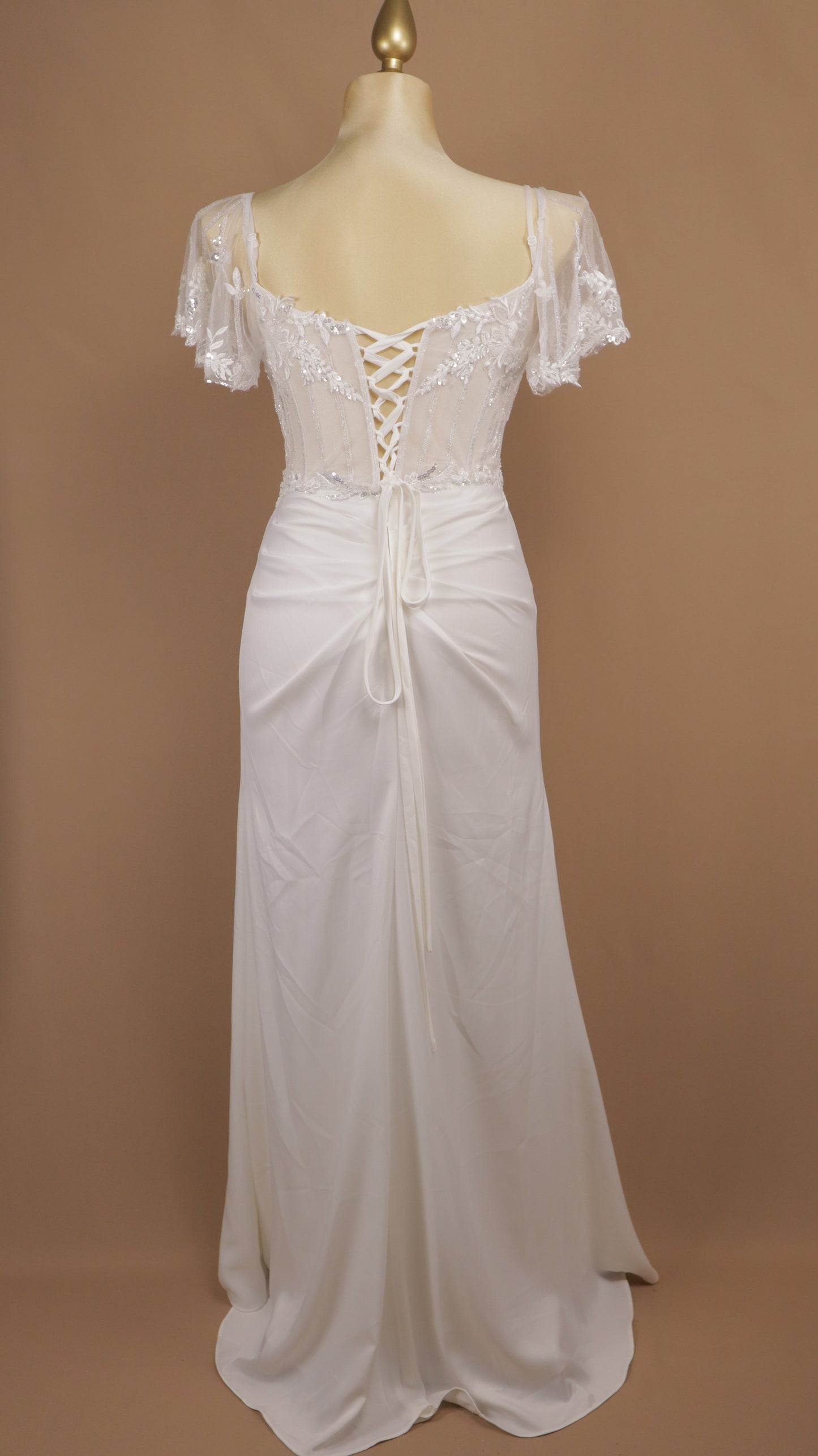Vestido de novia de satén y encaje con abertura lateral
