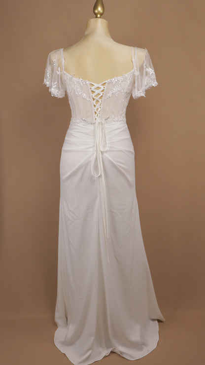 Vestido de novia de satén y encaje con abertura lateral