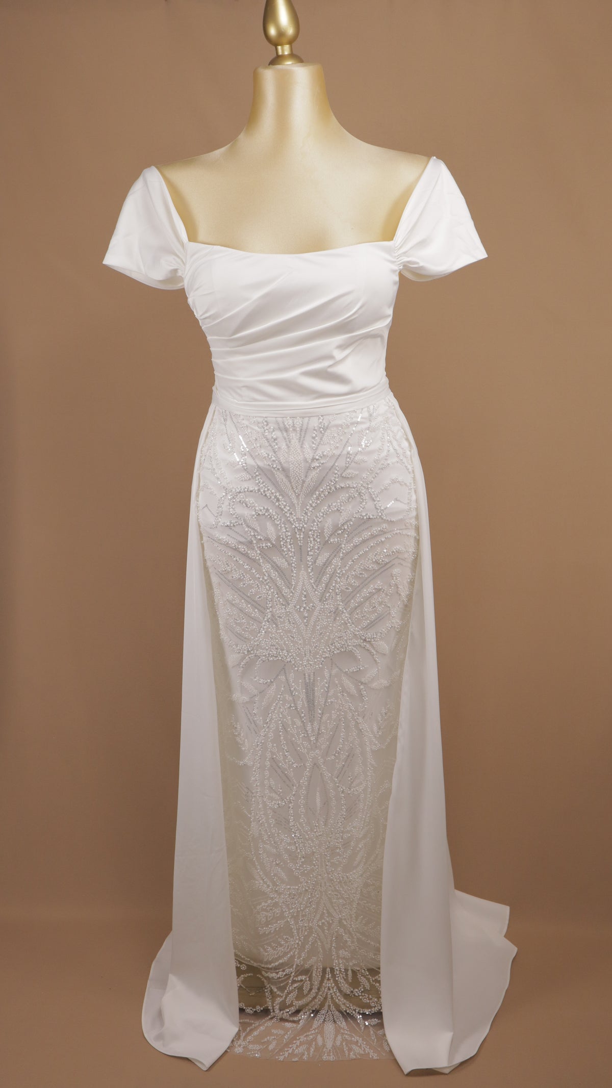Vestido de novia corte columna con sobrefalda y pedrería geométrica
