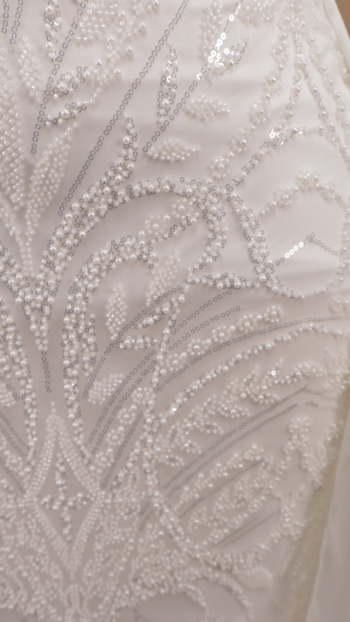 Vestido de novia corte columna con sobrefalda y pedrería geométrica