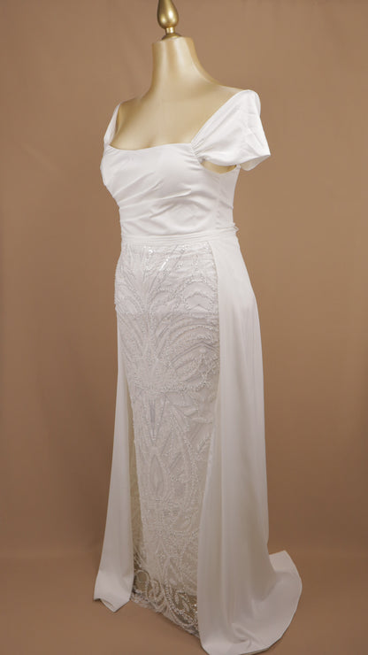 Vestido de novia corte columna con sobrefalda y pedrería geométrica