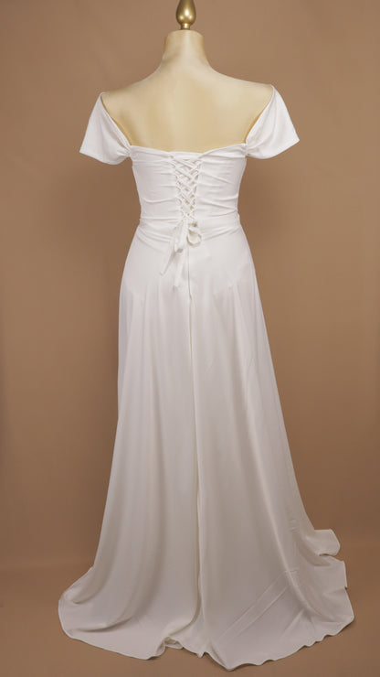 Vestido de novia corte columna con sobrefalda y pedrería geométrica