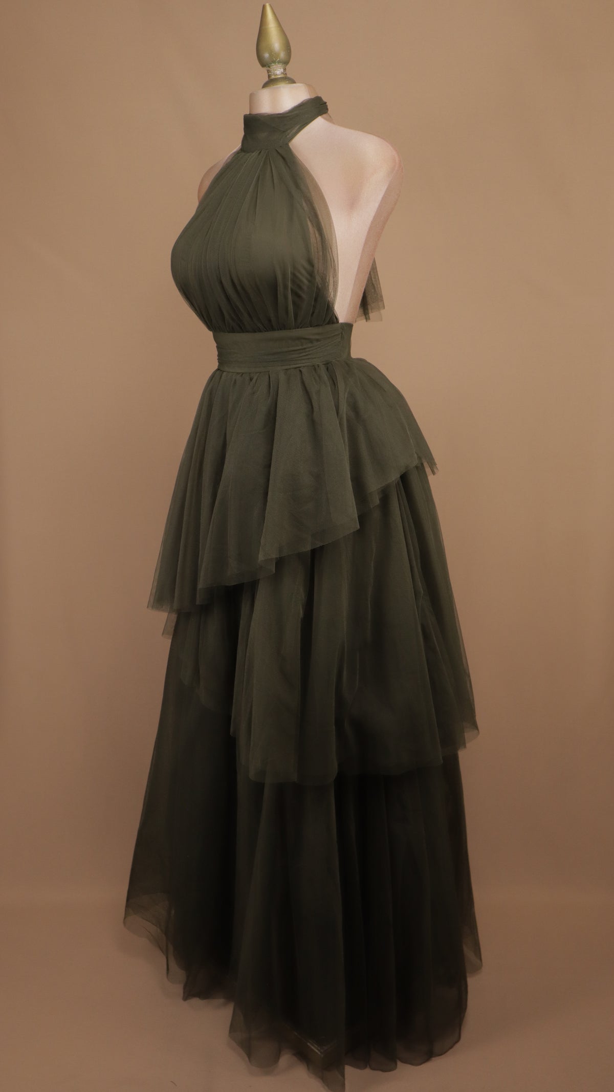 Vestido largo de tull cuello halter y escote en la espalda