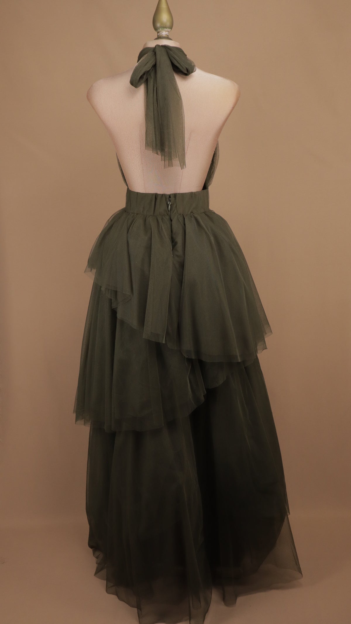 Vestido largo de tull cuello halter y escote en la espalda