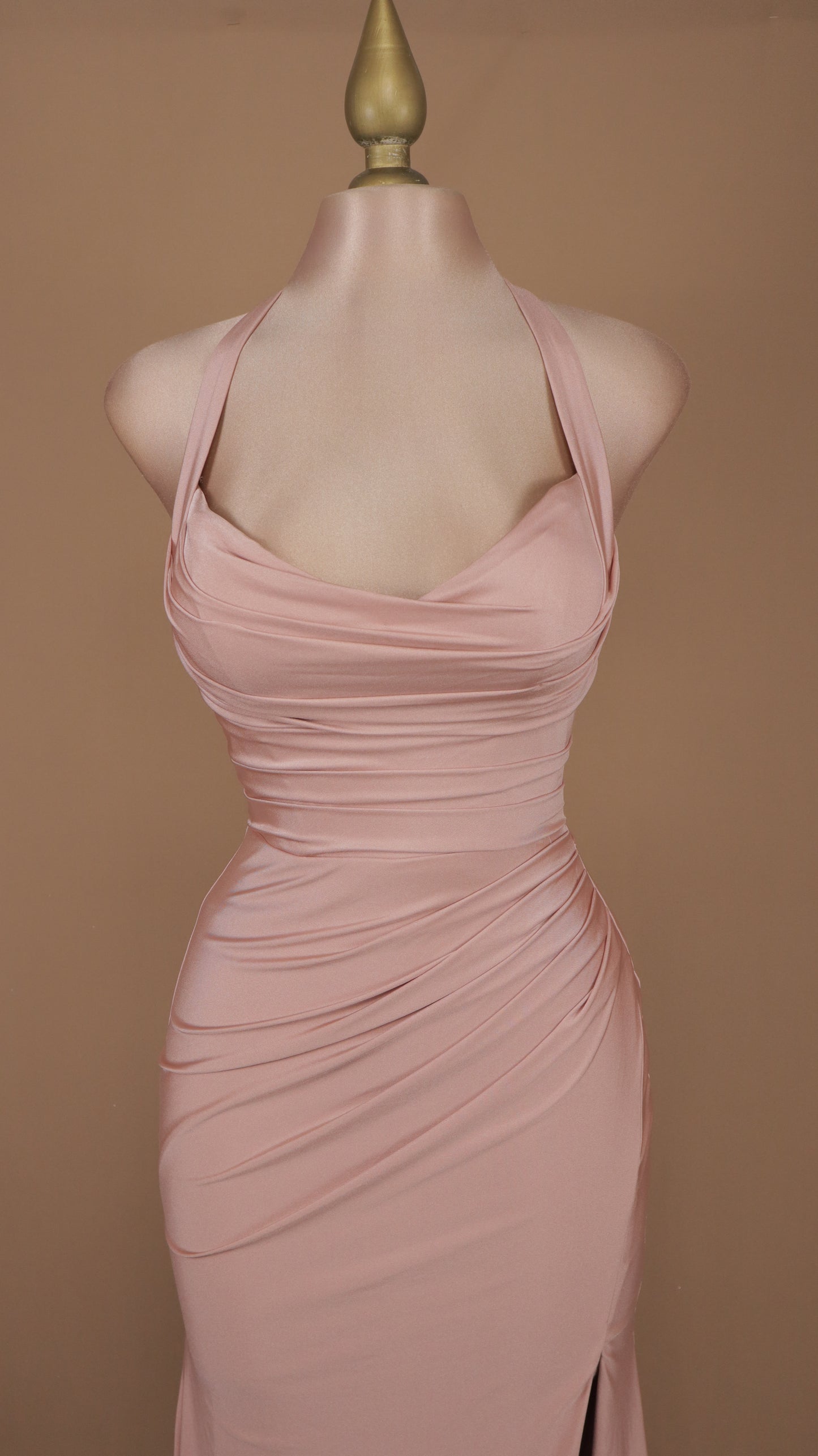 Vestido largo con cuello halter y escote en la espalda