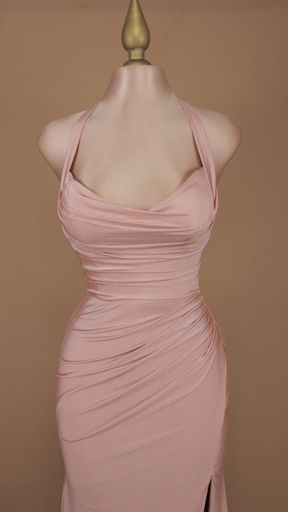 Vestido largo con cuello halter y escote en la espalda