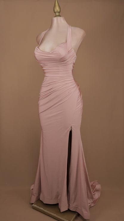 Vestido largo con cuello halter y escote en la espalda