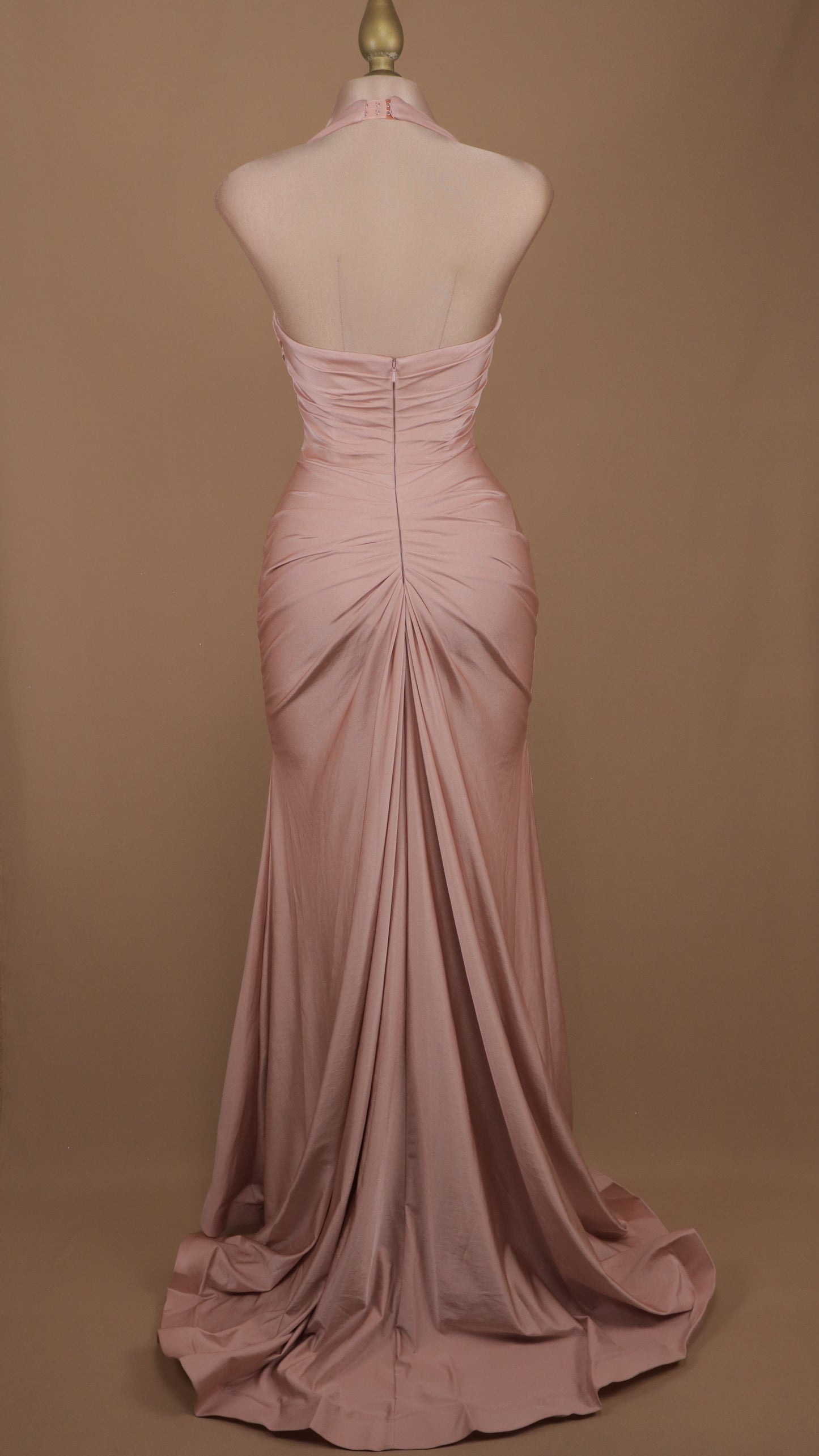 Vestido largo con cuello halter y escote en la espalda