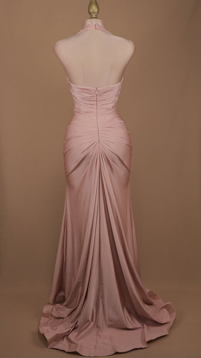 Vestido largo con cuello halter y escote en la espalda