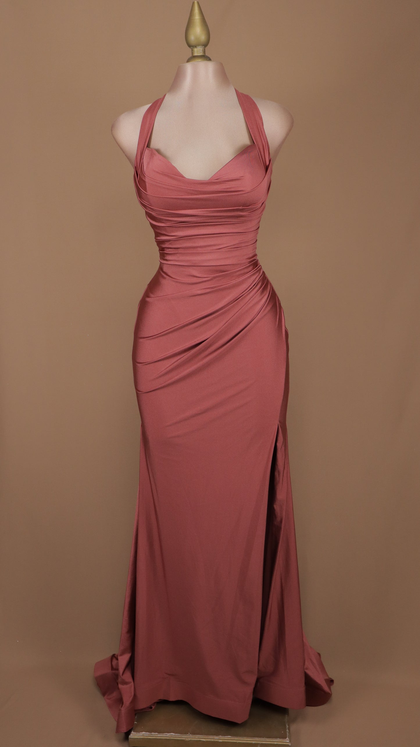 Vestido largo con cuello halter y escote en la espalda