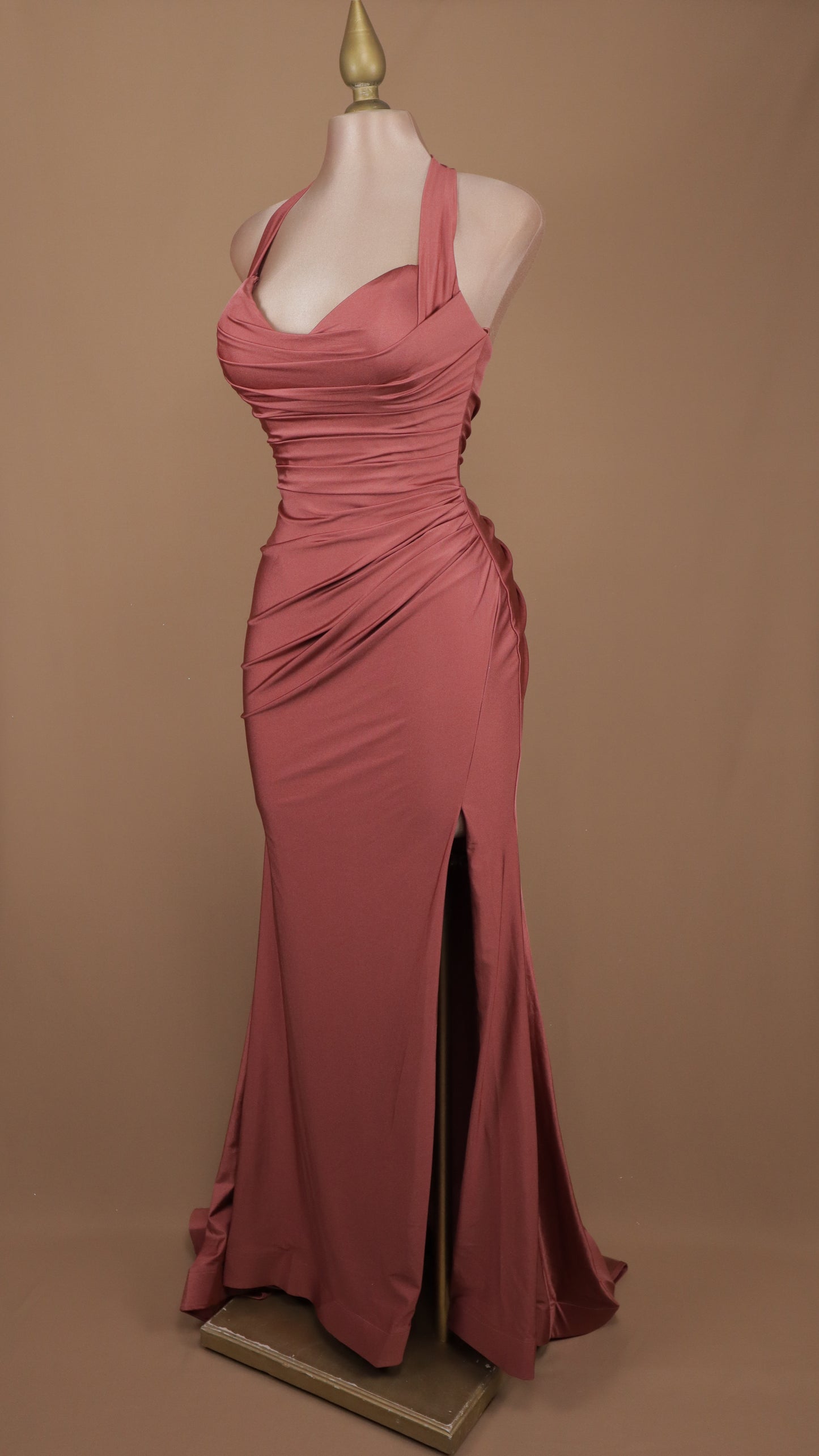 Vestido largo con cuello halter y escote en la espalda