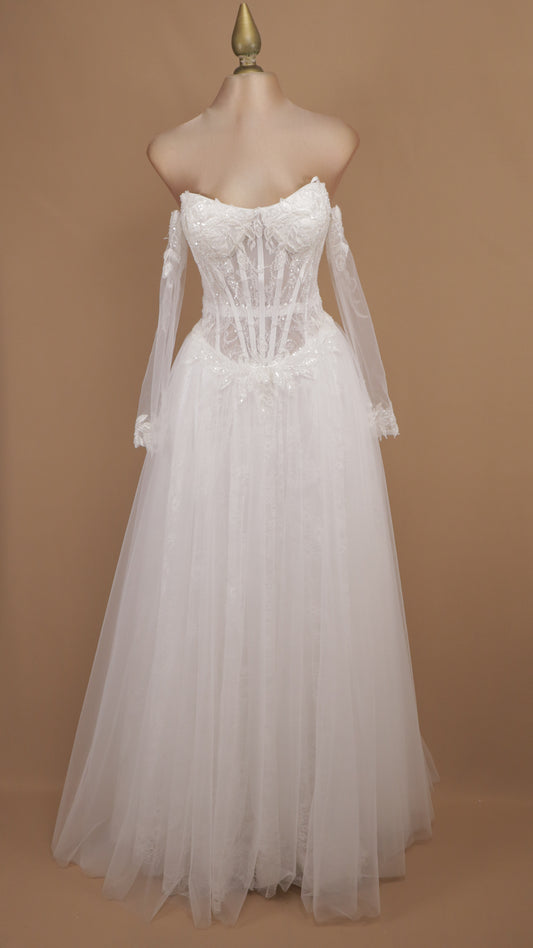 Vestido de novia estilo princesa con corsé de varillas vistas y mangas desmontables de tul