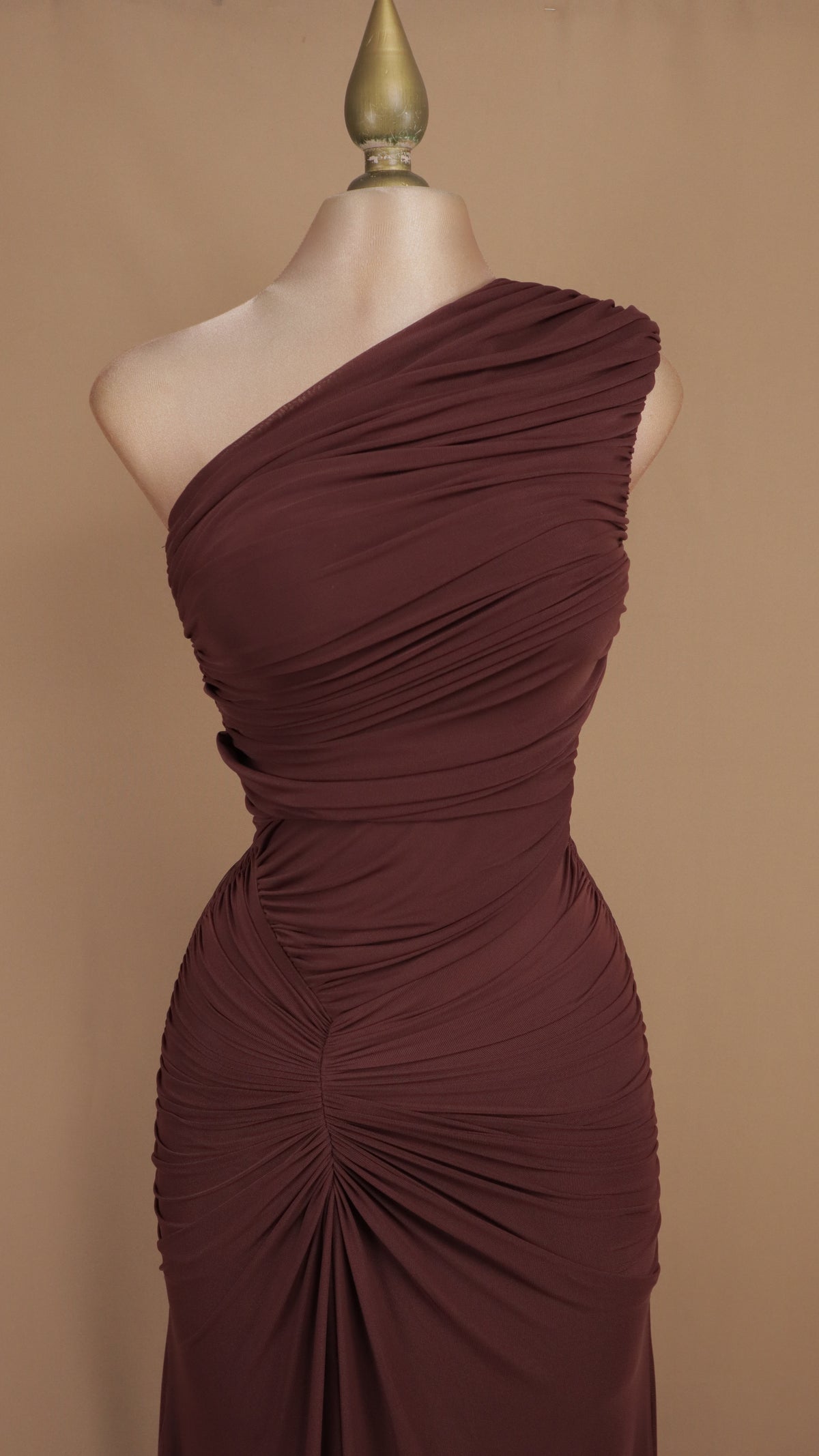 Vestido largo asimétrico fruncido