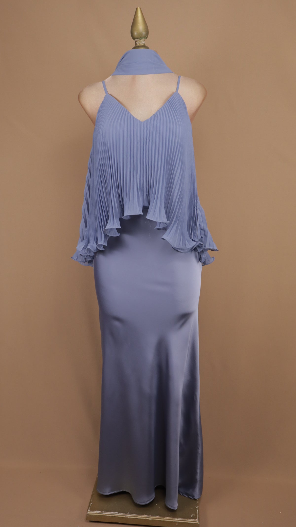 Vestido largo de dos piezas tipo falda y lusa con capa plisada