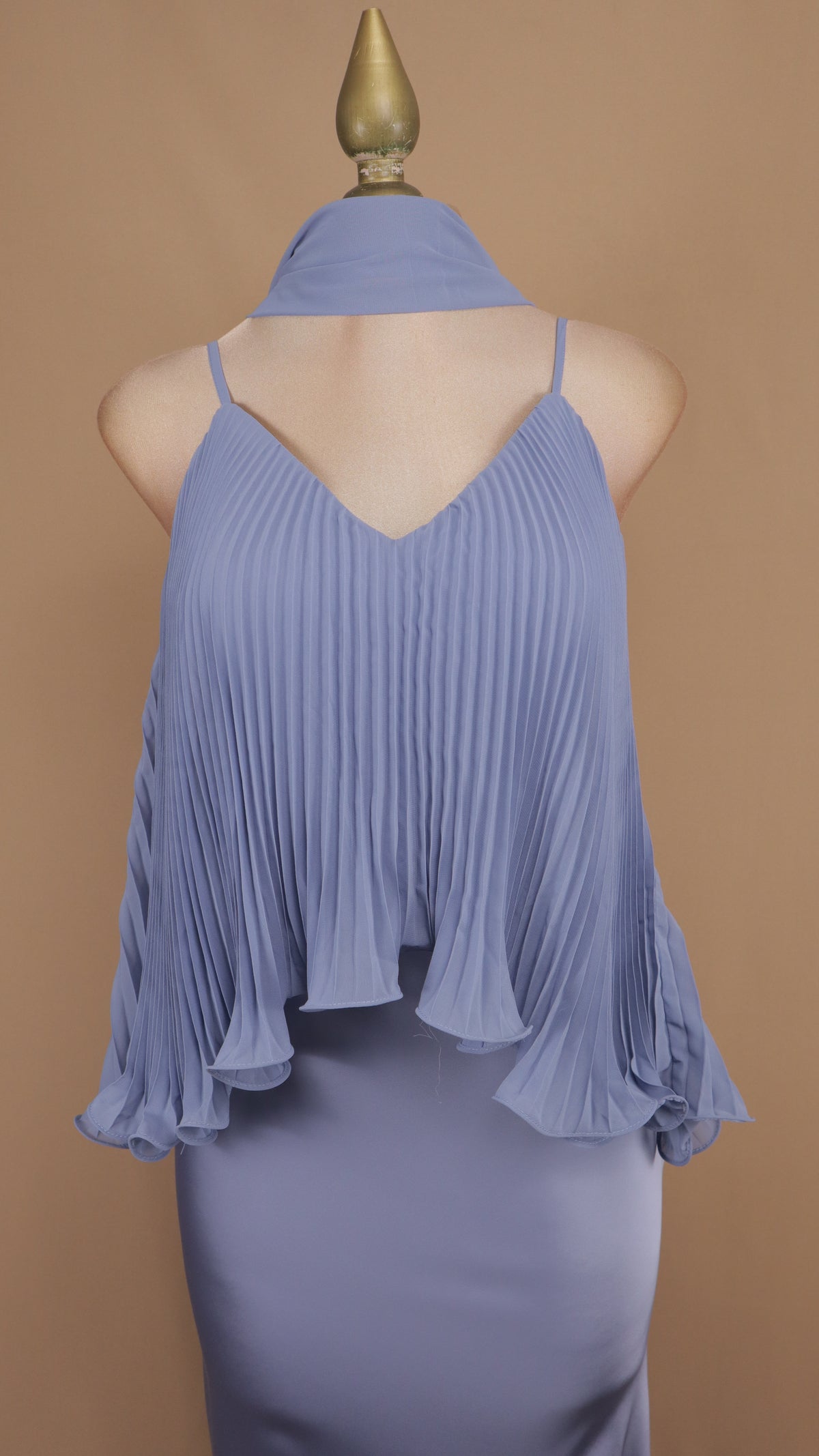 Vestido largo de dos piezas tipo falda y lusa con capa plisada