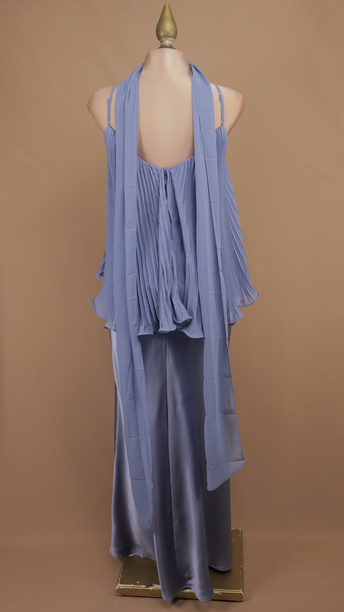 Vestido largo de dos piezas tipo falda y lusa con capa plisada