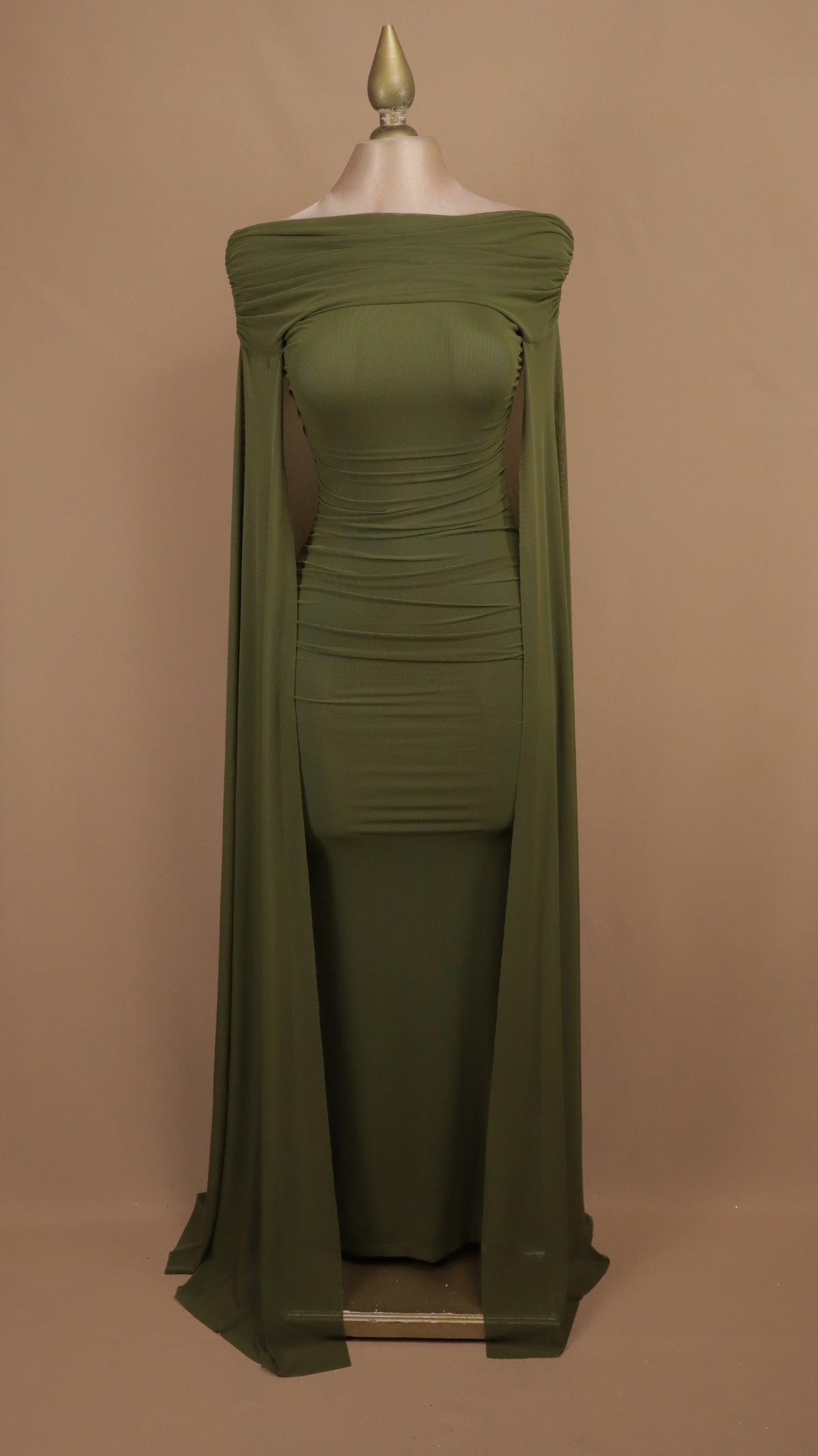Vestido largo olivo con escote Off-Shoulder y capa de mesh