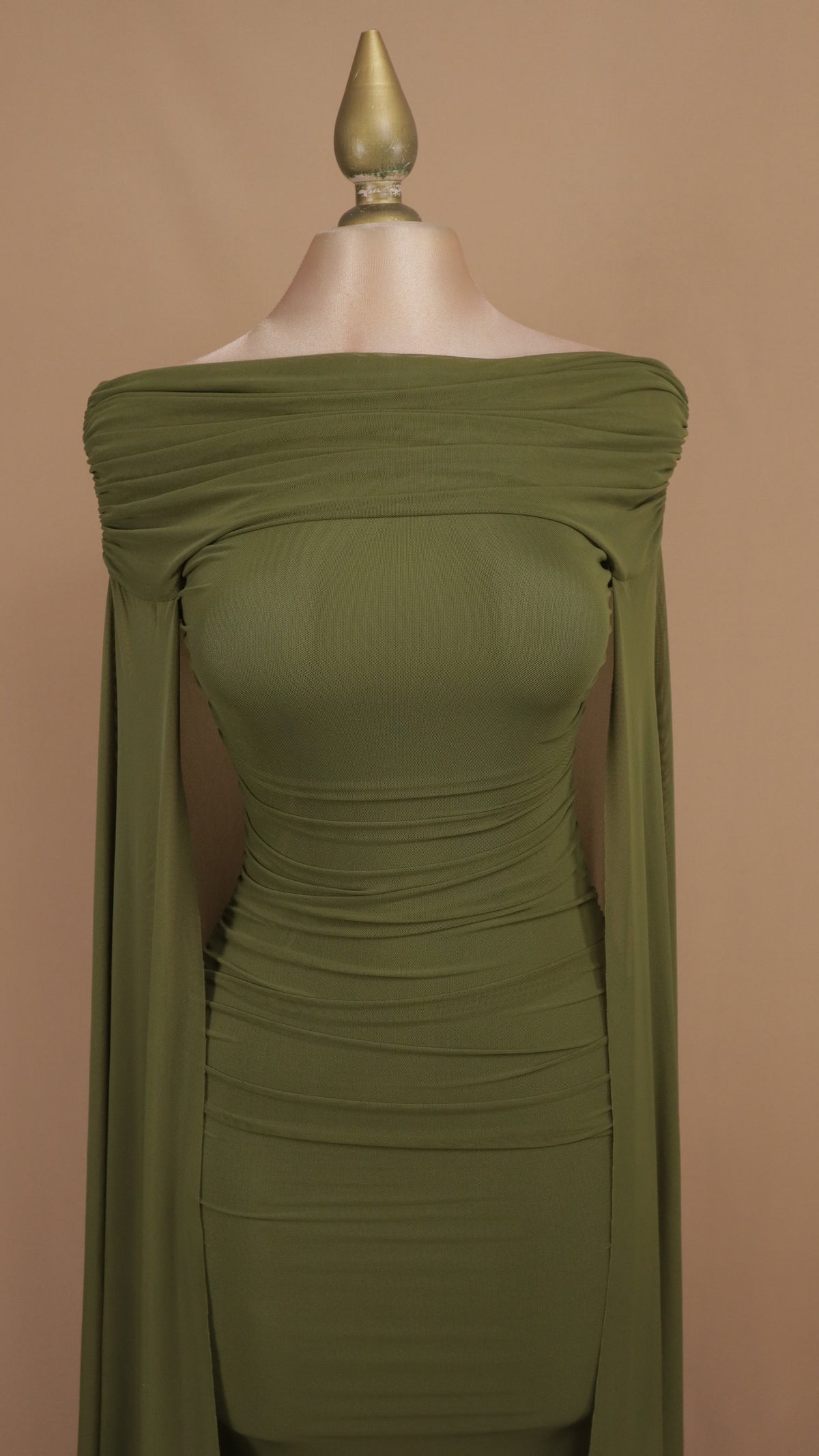Vestido largo olivo con escote Off-Shoulder y capa de mesh