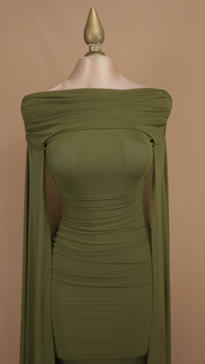 Vestido largo olivo con escote Off-Shoulder y capa de mesh