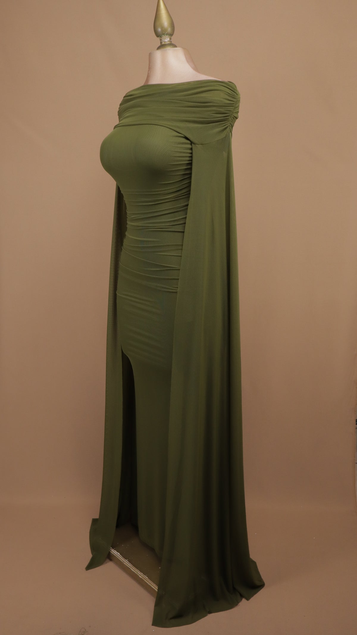Vestido largo olivo con escote Off-Shoulder y capa de mesh