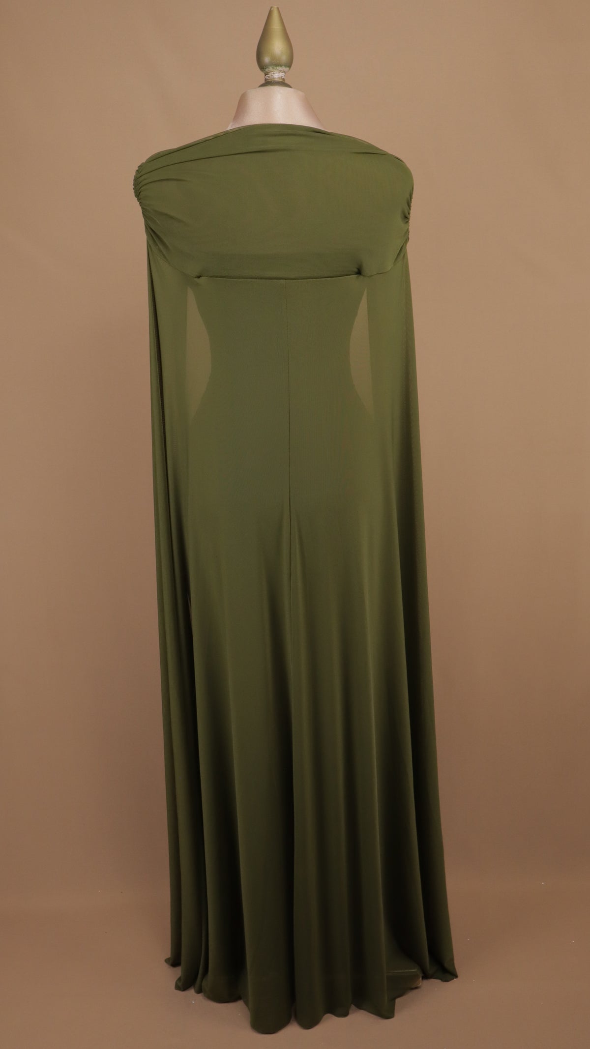 Vestido largo olivo con escote Off-Shoulder y capa de mesh