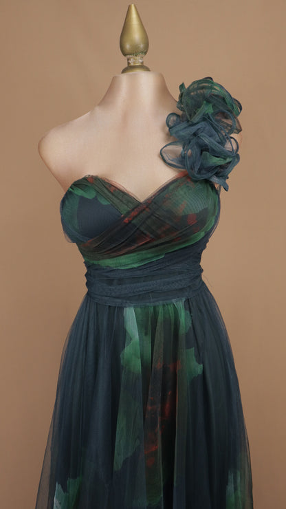 Vestido largo de tul estampado con escote asimétrico y escarola en hombro