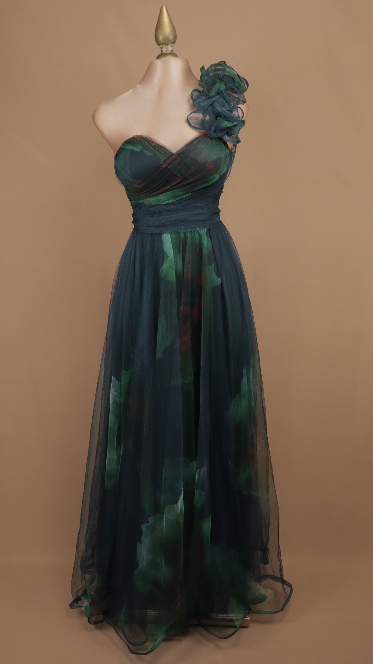 Vestido largo de tul estampado con escote asimétrico y escarola en hombro