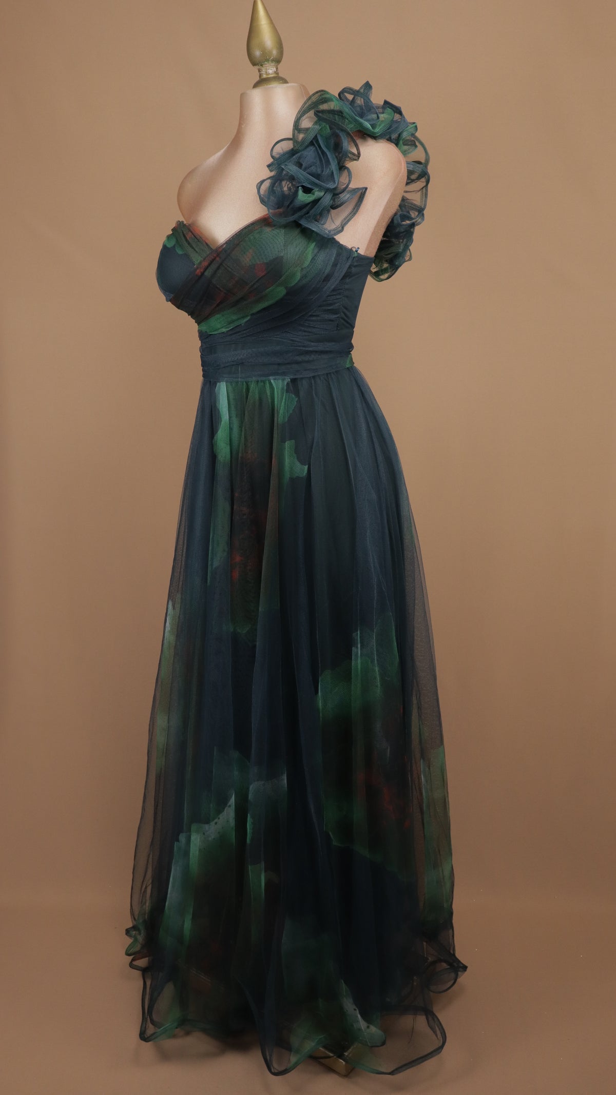 Vestido largo de tul estampado con escote asimétrico y escarola en hombro
