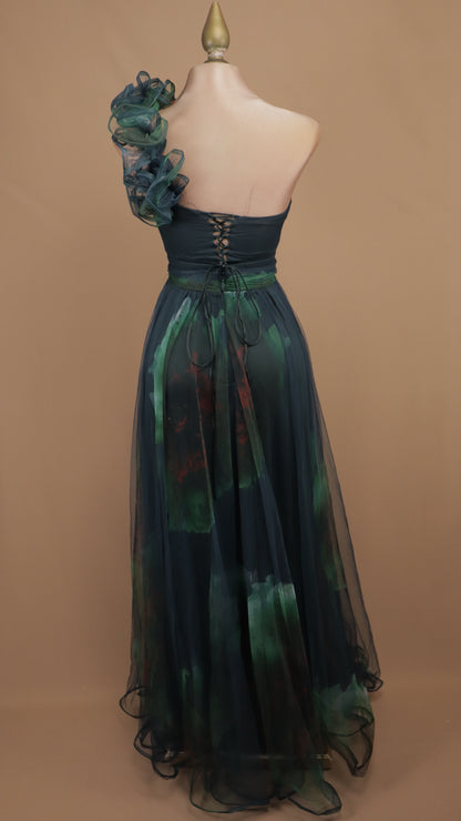Vestido largo de tul estampado con escote asimétrico y escarola en hombro