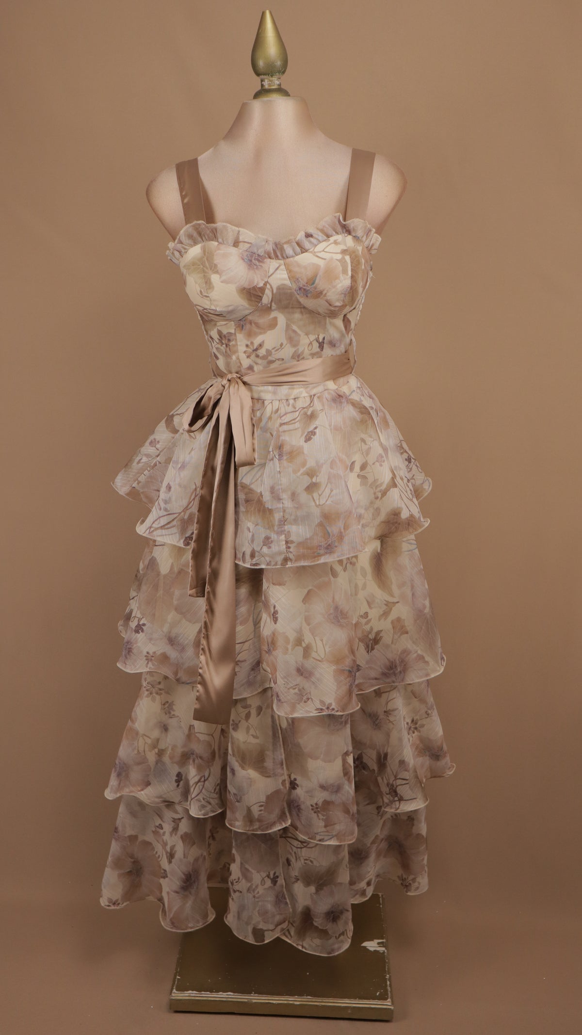 Vestido midi de organza con olanes en capas y estampado romántico