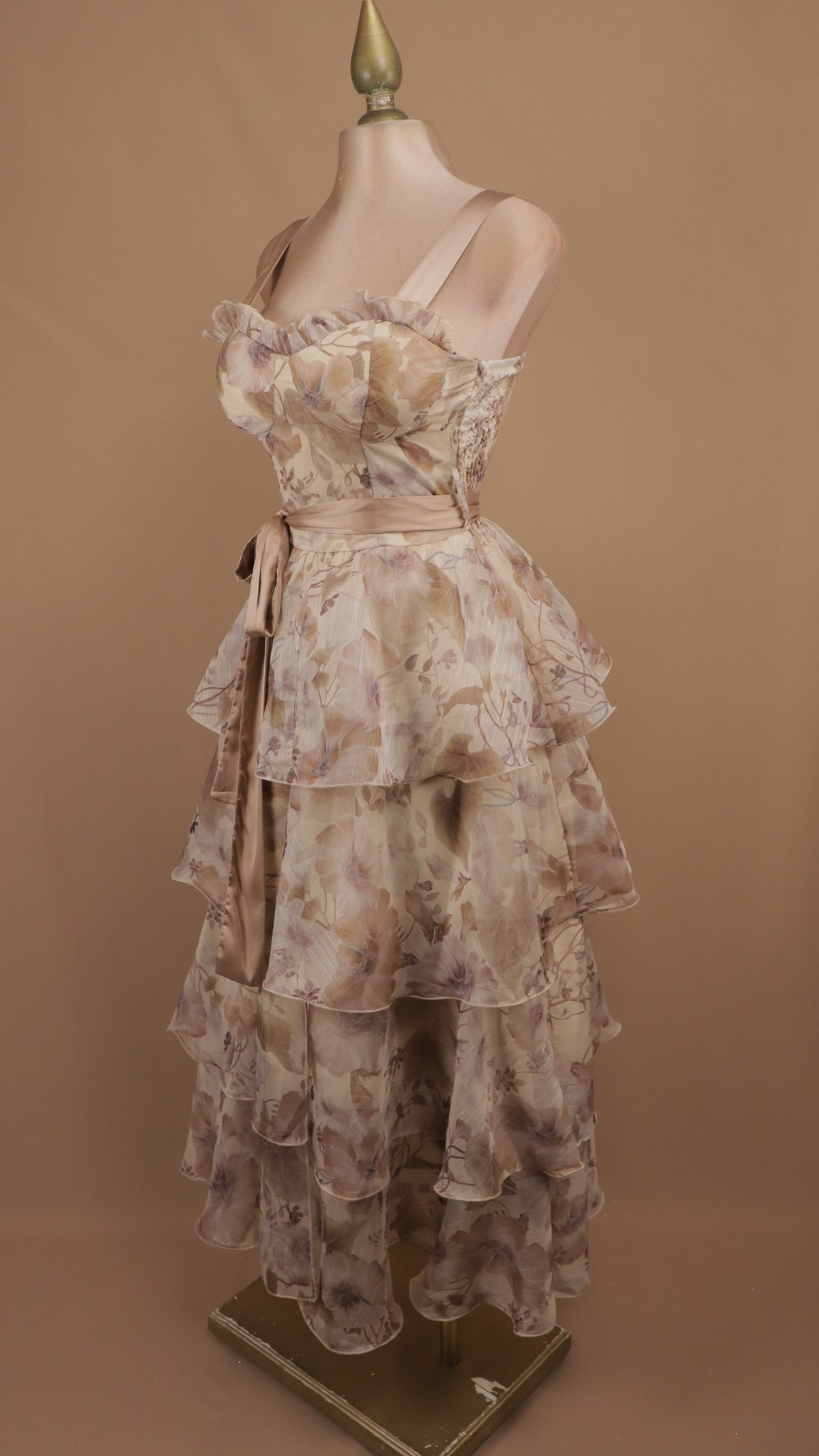 Vestido midi de organza con olanes en capas y estampado romántico