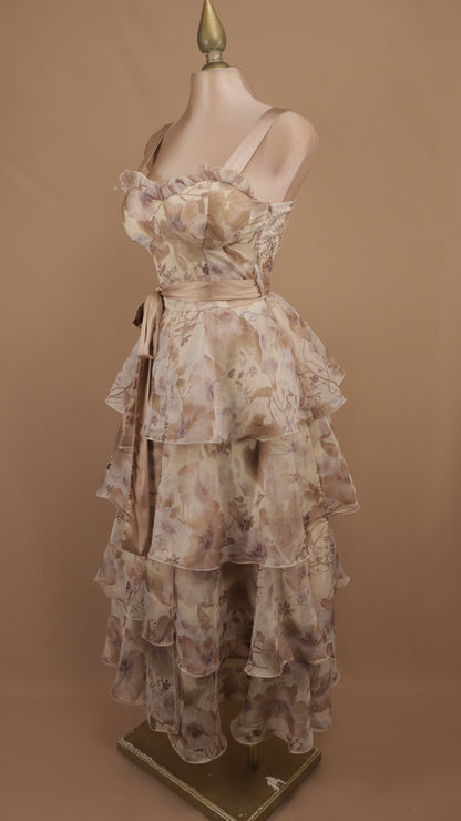 Vestido midi de organza con olanes en capas y estampado romántico