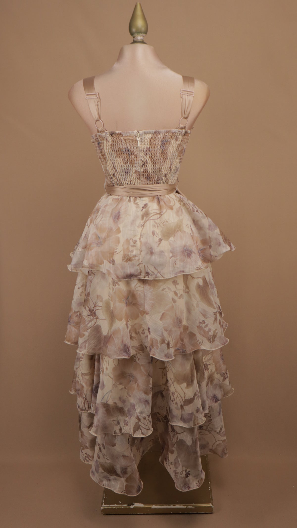 Vestido midi de organza con olanes en capas y estampado romántico