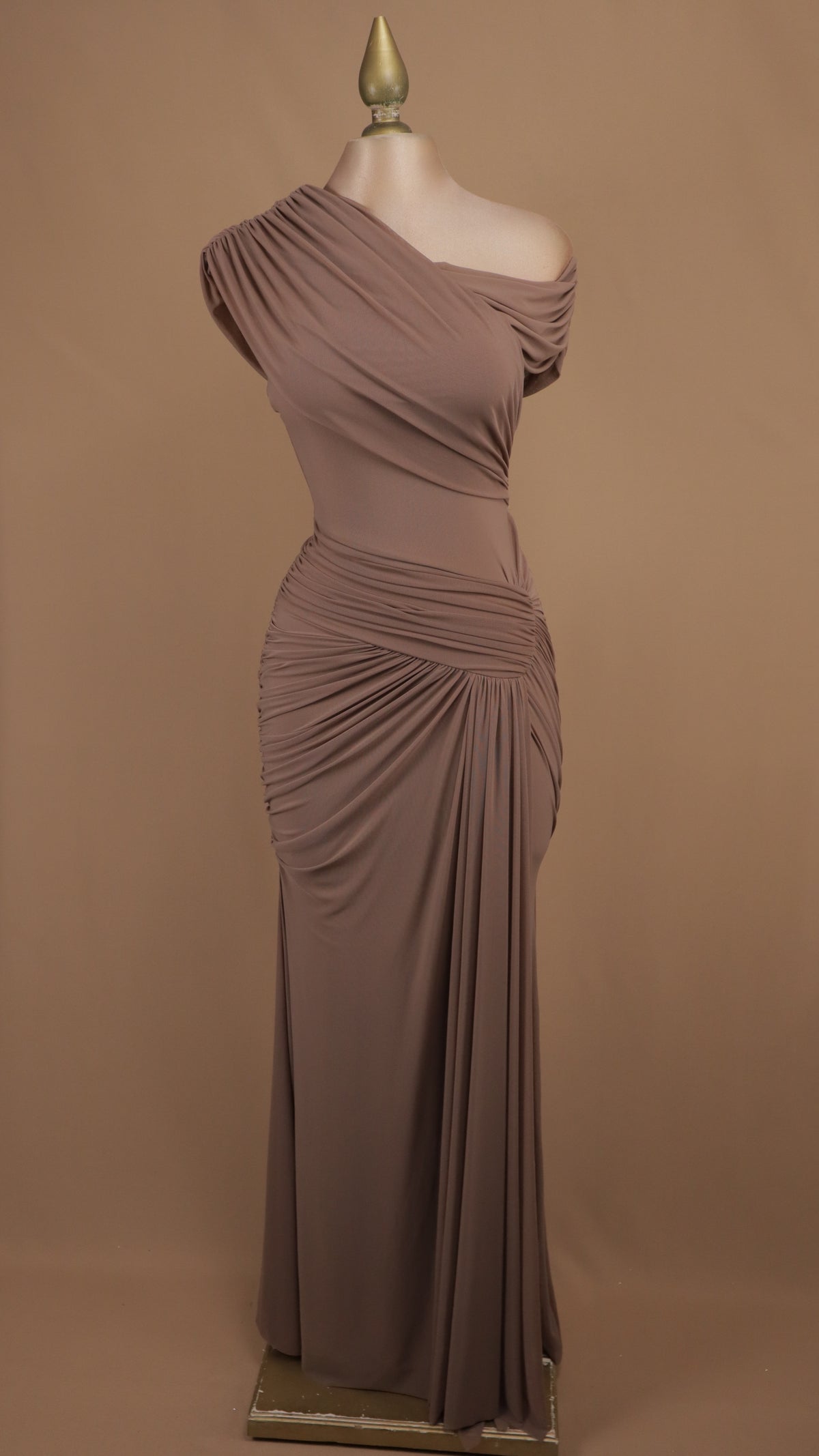 Vestido largo drapeado asimétrico
