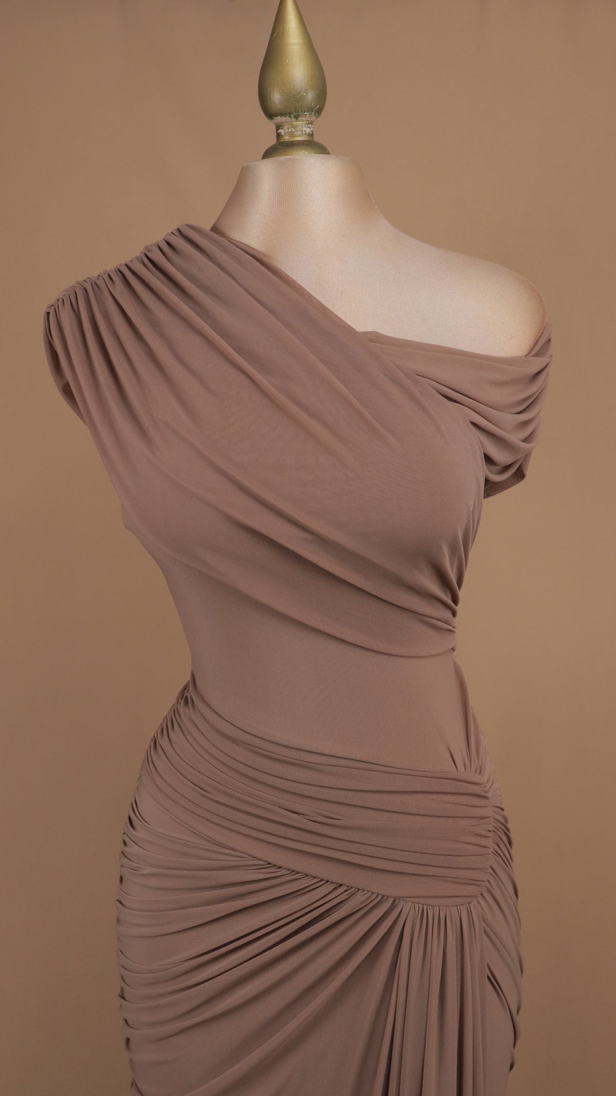 Vestido largo drapeado asimétrico