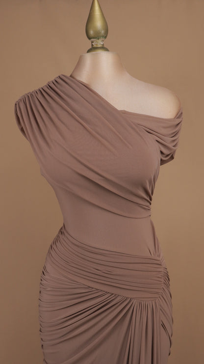 Vestido largo drapeado asimétrico
