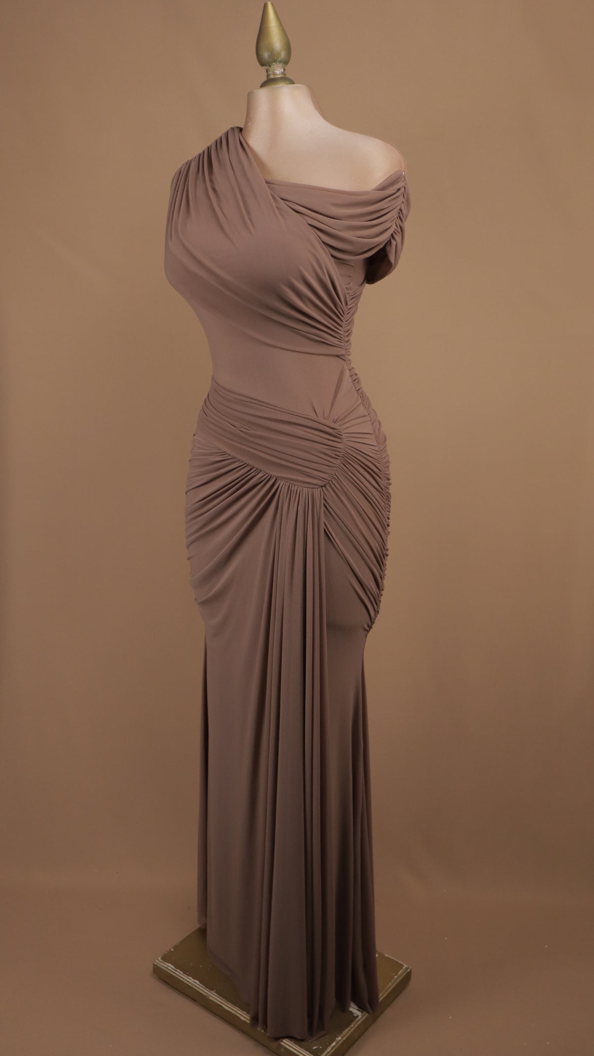 Vestido largo drapeado asimétrico