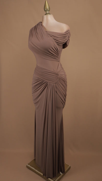 Vestido largo drapeado asimétrico