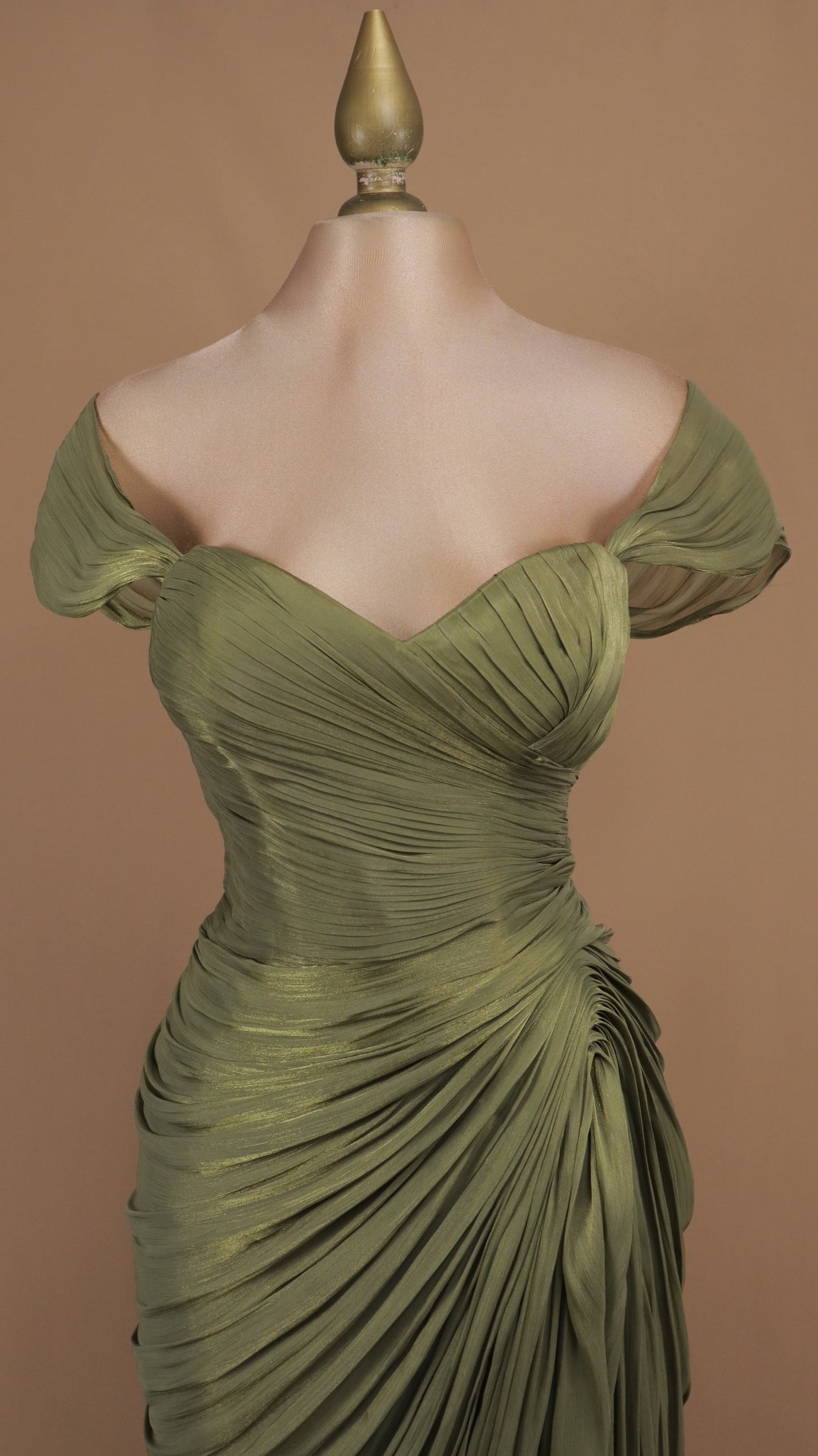 Vestido largo de alta gala con escote corazón y mangas caídas