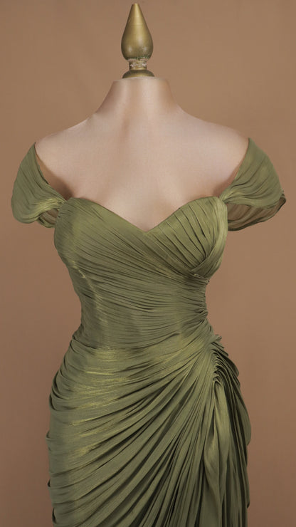 Vestido largo de alta gala con escote corazón y mangas caídas