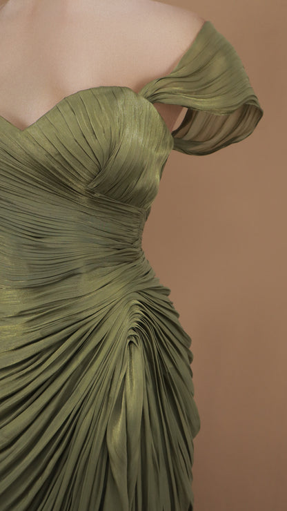 Vestido largo de alta gala con escote corazón y mangas caídas