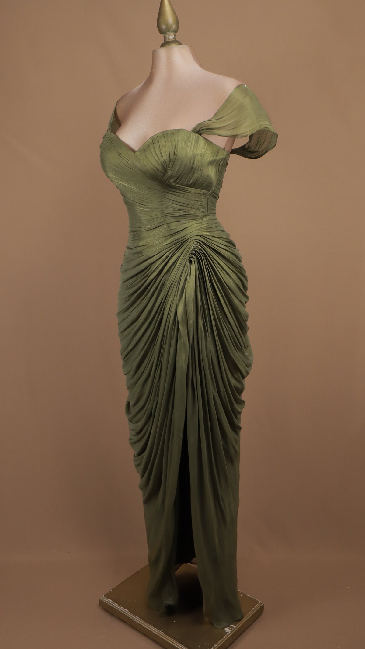 Vestido largo de alta gala con escote corazón y mangas caídas
