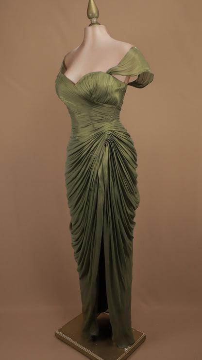 Vestido largo de alta gala con escote corazón y mangas caídas